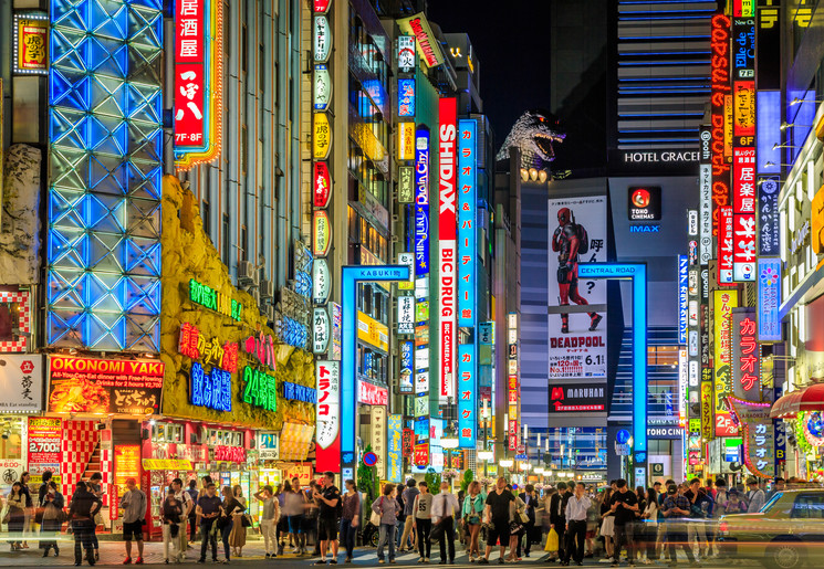 Neonlichten op straat in Tokyo, Japan